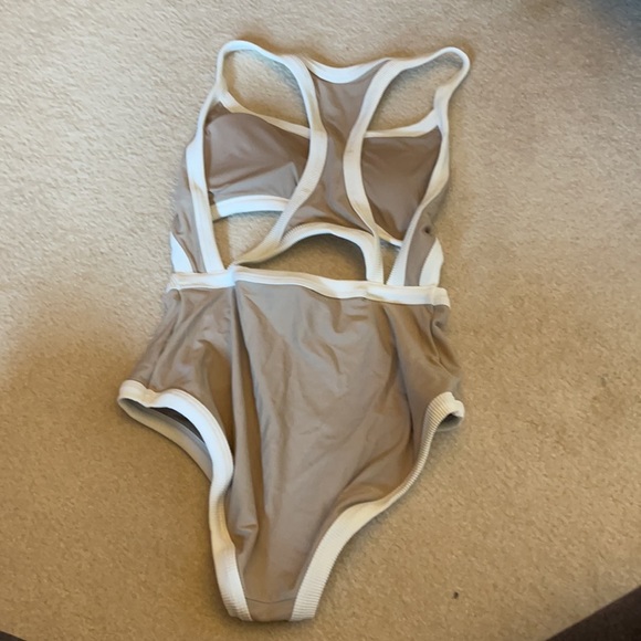 Full bikini - Picture 2 of 2